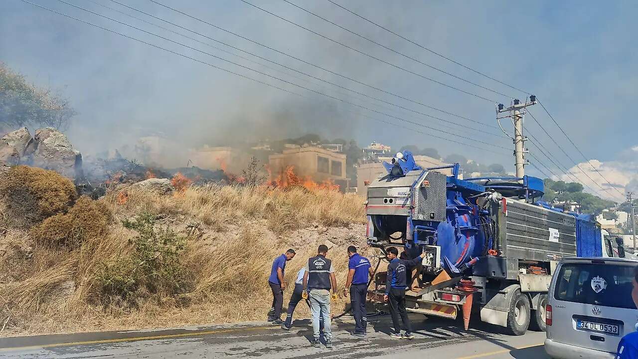 Bodrum'da Evlere Yakında Makilik Alanda Yangın Başladı 2